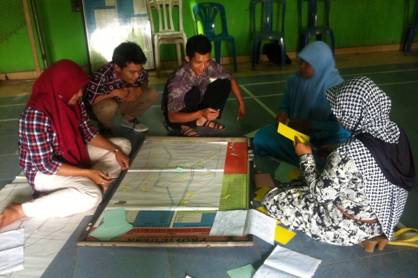 Proses pelatihan pemetaan sosial di Desa Tracap