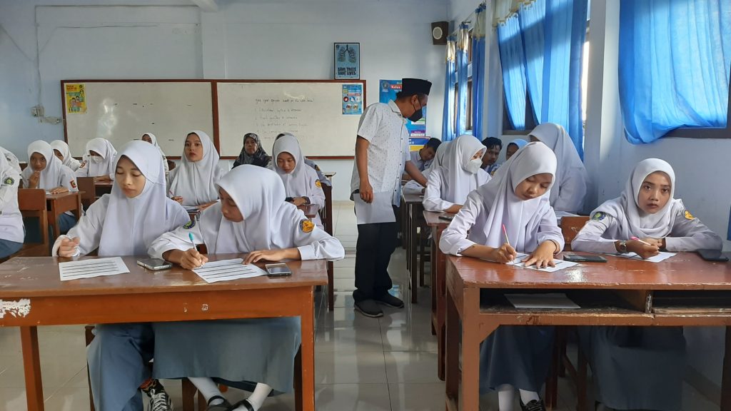 Foto: Ibad saat memonitoring proses pengajaran di SMK Muhammadiyah 1 Wonosobo. Sumber: Dokumentasi Yayasan Infest Yogyakarta 2022.
