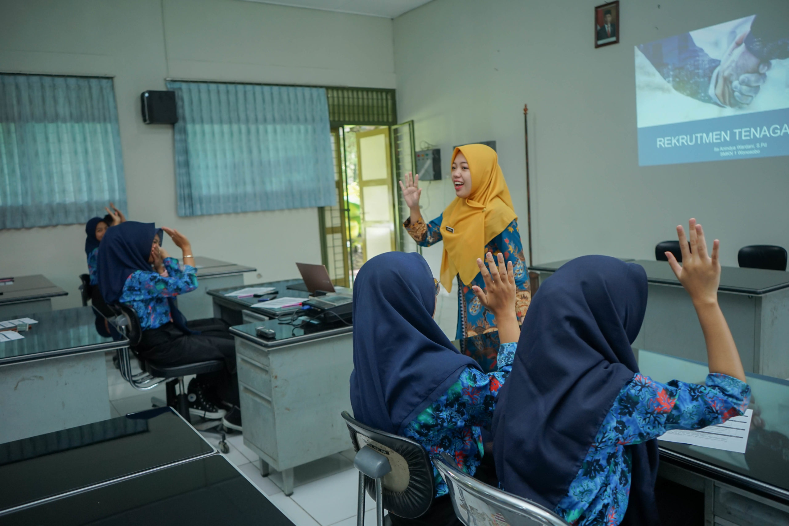 Foto: Ita Anindya saat menyampaikan materi rekrutmen tenaga kerja di SMK Negeri 1 Wonosobo. Sumber: Dokumentasi Yayasan Infest Yogyakarta 2022.