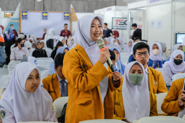 Foto: Salah seorang pelajar SMK di Wonosobo aktif saat sesi tanya jawab berlangsung. Sumber: Dokumentasi Yayasan Infest Yogyakarta 2022.